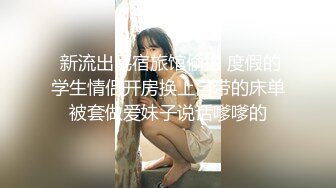 偷拍美女裙底风光极品靓女和大哥逛街翘臀夹着骚窄内越走越紧小吃街抄底包臀裙小姐姐粉内弯腰侧面露毛了