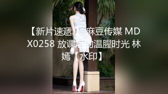 清纯反差眼镜娘『i饼羊』人来人往的公园 忍不住喷尿一分钟 ，好多逛街的小情侣 越看水越多 太刺激了 忍不住喷水水