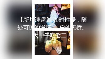 两个小百合餐厅包间里面就玩起来了