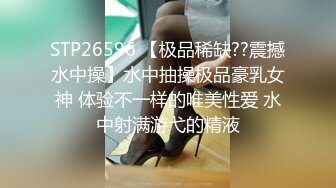 【反差少妇】富婆私下是个骚M，花钱养着两个男模还要给他们喝尿舔脚，被操到喷水