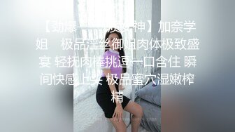 -黄衣洋气美女时不时露一下粉穴,白天紫薇太多了,晚上干巴巴的