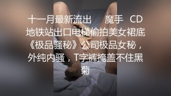 妹子轮流来洗澡,有一个发现了,用红毛巾把身体遮住不让我看