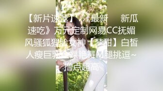 厕拍绿色吊带连衣裙高跟长发美女