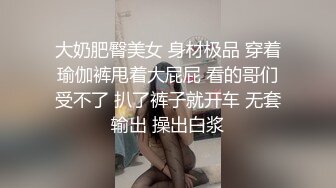 偷窥美容院，夜幕降临，老板娘和俩儿子床上玩，辛苦了，全裸叫儿子过来推油刮全身，听话，老板娘无意识摸了下鸡巴！