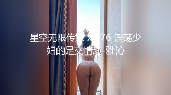 性感漂亮的牛仔短裙美女趴在床上正在玩手机被男友掀开裙子骑在屁股上各种爆插 操的太激烈了