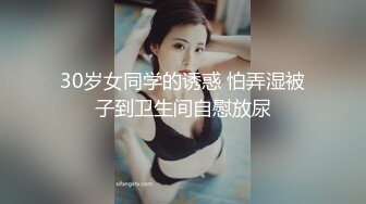 骚逼护士小女友~天气晴朗，下班带她去野外玩玩放松一下~到了没人的地方伸手摸我的鸡巴，还主动跪下给我口鸡巴~这口活绝啦~好舒服！！