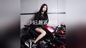 合租房冒死门缝偷窥 对门的美女洗完澡出来换衣服身材还挺不错