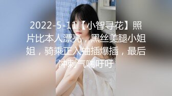 长相文静极品美臀女神居家激情啪啪，连体白色网袜上位骑乘，抱着大屁股打桩机猛操出白浆，后入大力撞击内射