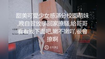  白丝好身材高颜值甜美校花女神的诱惑，风情妩媚不做作玩的好开，互动狼友撩骚不断