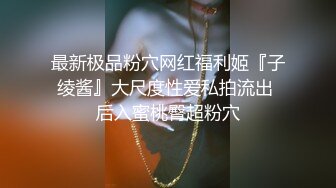 【足疗店小粉灯】偷拍真实按摩足疗店，还在哺乳期，有奶水，大叔直接要求挤到嘴里面 (4)