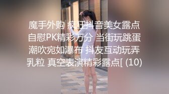 服裝店偷拍挑衣服的碎花裙眼鏡妹,超薄的半透明粉色內內