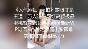 小百货店老板娘上衣扣子掉了一个也不知道露出一只奶子被拍到