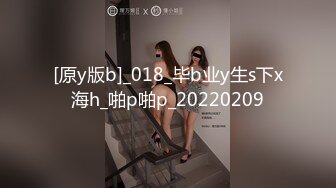 办公室里的骚女人，有大哥就在后面就漏着奶子陪狼友玩，奶头上还夹着小铃铛，逼里塞着跳蛋叫大哥过来玩奶子