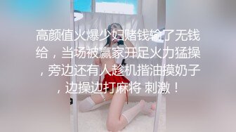 黑客破解家庭攝像頭偷窺偷拍洗完澡出來的美少婦和留著小鬍子像范偉老公在沙發啪啪