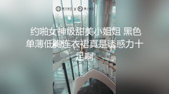 美女玩手机射精在她身上