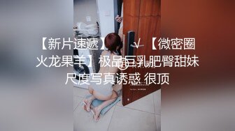  紧身裹胸高挑大长腿小姐姐趴在鸡巴上不停吞吐舔吸，这天堂享受好爽，屁股与下体啪啪碰撞嗷嗷浪叫