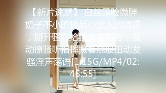 商场白色隔板全景后拍多位美女尿尿1 (1)