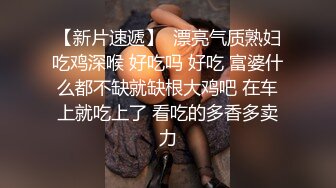 异域风情小女友，可爱性感风，躺在床上玩手机