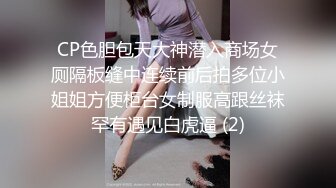  大哥深夜带妹子户外伡震,后排女上位干的正起劲,对面来个开远光灯的伡,估计被看光光