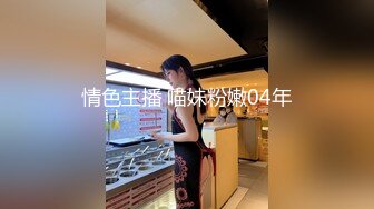 民宿老板窗外偷窥入住的情侣洗澡性感女友差点被男友在浴室里 就地正法