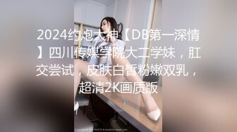 刺激！餐厅包间里把女友给单男操，极品身材，牛仔裤都来不及脱