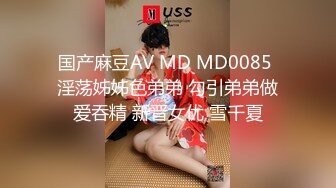 身材不错的小美女，清纯可爱诱人，在狼友的指挥小脱光光展示，揉奶玩逼卫生间内把自己抠尿