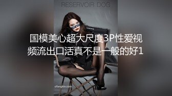  颜值御姐精彩演绎，全程露脸群P淫乱，AV级大作嘴里叼两根鸡巴下面还被舔逼