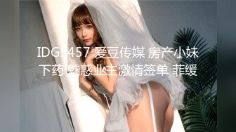  女神级长发气质美女按照粉丝要求夜晚到路边勾引中年大叔露天啪啪男的不敢在外面操美女自己掏钱带他到酒店干国语!