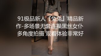 小女友的搔穴随便摸两下就出很多水，就是玩不插，弄得她逼痒死！