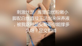  非常骚的少妇让大哥各种玩弄，露脸黑丝诱惑吃奶玩逼足交大鸡巴，让骚逼给舔屁眼压在身下爆草