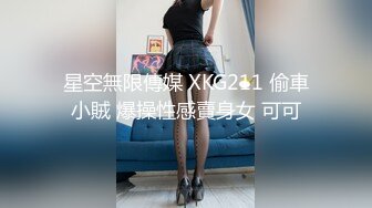 眼镜斯文OL少妇下班回家小公园闲逛,大胆扒下吊带露奶,脱了内裤看穴