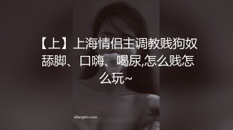 单身女性在家拿着梳子自慰解闷