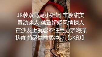 隔着丝袜都这么风骚