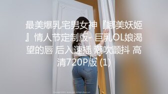 ❤️5个嫩妹小姐姐，挑一个来操，其他旁边观战，撩起衣服看美乳，细腰大长腿，骑乘位爆草小骚逼