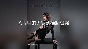 小吃店全景偷拍 B上粘了一块纸巾的小美女