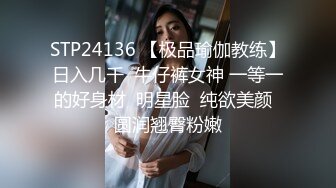 冒死爬墙偷窥对门身材苗条的少妇洗澡