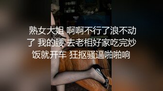 熟女的诱惑，全程露脸跟狼友互动撩骚跟大哥激情啪啪，吃奶舔逼大黑牛玩弄骚穴，口交大鸡巴