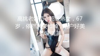 顽皮的女孩玩睾丸。 她对射精不满意