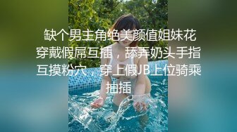 俄罗斯大妈坐在沙发上自插解闷