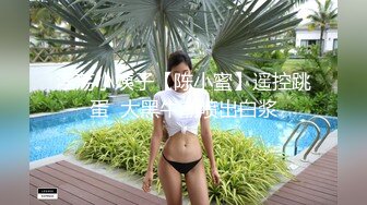 白嫩美少妇浴室洗澡洗干净身上的泡沫被老公进来后入射到后背上