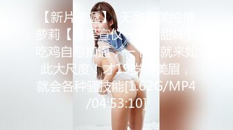 中年大叔忽悠美女顾客做特殊服务，全身按摩撩骚忽悠顾客揉奶玩逼，按摩床上爆草抽插，给骚逼干的神魂颠倒[