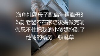 背带裤短丝袜的烫发熟妇