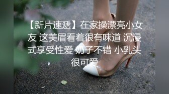 穿着劲装的熟女凳子上拿着假鸡自慰