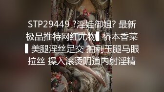 清纯系萝莉兼职学生妹酒店约操，扒掉衣服张开双腿揉搓阴蒂，跪着翘起屁股小穴清晰可见，大屌一下顶入进出爆操水声哗哗