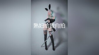    上面在玩吃鸡下面美女吃JB ，极品美女趴在桌子下交 ，吸吮大屌用脚磨蹭小穴 ，顶级蜜桃臀