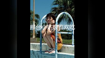 【新片速遞】小伙高价约操两个极品外围美女双飞，换上吊带网袜一起服务，翘起屁股轮番操，搞完一炮中场休息，第二炮干的更加卖力