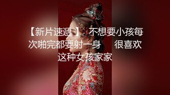 美甲店里的4P激情，全程露脸美女顾客的极致性体验，口交大一起让两大哥吃奶玩逼，各种轮草抽插淫声荡语刺激