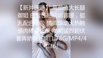 邊看美劇邊享受性感女友的口活服務 豐滿身材十分誘