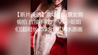 花臂纹身娇小美女撩下衣服就要吸奶子跪着深喉舔屌