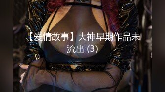 美腿美眉穿着黑丝来约会，男友肯定受不了啊，狂舔丝袜